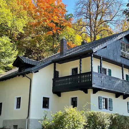 Ferienhaus-Schwalbennest-Chalet-An-Der-Donau-Direkt-Bei-Regensburg 別荘 *
